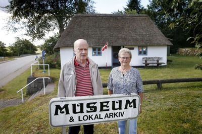 Det lille museum har udskudt sin åbning til midten af juni. På billedet ses Erik Degn, sekretær i museets bestyrelse, og Ingrid Pedersen, kasserer. foto: Flemming Hansen