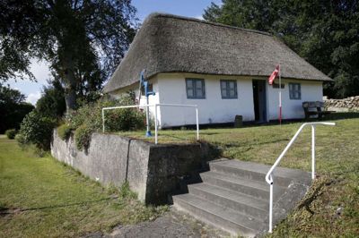 Huset med de vilde roser og den gammeldags vandpumpe er Skarrild og Karstofts museum - Kirkely. Det er det ældste hus i byen ud over kirken. foto: Flemming Hansen