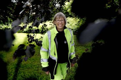 Nina Hagelskjær begyndte i Herning Kommunes parkafdeling som ufaglært i 1994. Året efter fik hun en voksenlæreplads som anlægsgartner, og hun er så glad for både det udendørs arbejdsliv og sine kollegaer, at hun foreløbig kan fejre 25-årsjubilæum lørdag 20. juli. Foto: Henrik Ole Jensen henrik ole jensen