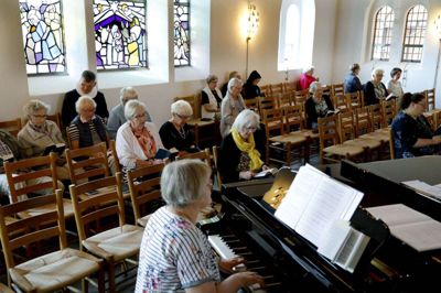 Lidt over 20 mennesker møder op til sommersang i Ikast Kirke her i juli. Selvom kirken dermed langt fra er fyldt, holdes traditionen ved lige. Foto: Henrik Ole Jensen henrik ole jensen