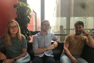 Frederikke Holm Jensen tager sammen med Frederik Jørgensen og Jakob Krøyer Wind (t.h.) fysik på B-niveau. De skal alle til den afsluttende eksamen på mandag. Der er ikke lektier for undervejs, man får både det teoretiske og det praktiske i timerne. Men det er nødvendigt at læse op efter timerne, hvis der er noget, de ikke helt har fanget, for undervisningen går stærkt, da det er et helt års pensum, de skal igennem på en måneds sommerkursus. Foto: Christina Yoon Petersen