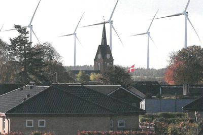 Udsigten til 150 meter høje vindmøller fik Isenvad helt op på mærkerne. De nye retningslinjer for vindmøller i Ikast-Brande Kommune giver landsbyen fornyet energi til igen at tænke visioner. Illustration: Ikast-Brande Kommune