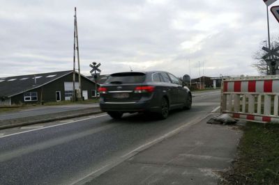 Cyklisterne må stadig forlade cykelstien og bevæge sig ud på kørebanen, når de skal krydse jernbanen her på Pugdalvej. Banedanmark skal lave overgangen, men er forsinket igen. Foto: Søren Poder