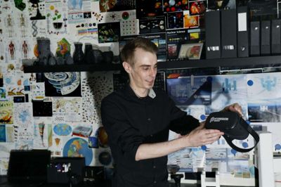 Peter Rosbjerg har netop anskaffet sig denne nye Virtual Reality-brille, som sender brugeren ind i en anden dimension, og som Peter Rosbjerg bruger meget i sit arbejde. Foto: Henrik ole Jensen