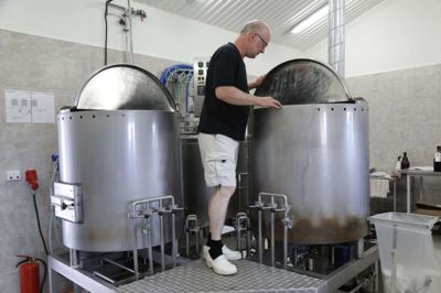 Ølbrygning som teambuiding? Hvorfor ikke, spørger brygmester Erik Borg, som er i gang med at bygge konference- og smagerum ved siden af sit bryggeri på Momhøjvej i Studsgård. Foto: Henrik Ole Jensen