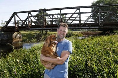 Den gamle jernbanebro er byens vartegn, og Bruno Knudsen Jensen holder meget af at gå med hunden Nemo ved den. Derfor så han også gerne, at den ikke bliver pillet ned senere i år, fordi den er for dyr at renovere for kommunen. Broen er lukket på grund af risiko for sammenstyrtning. foto: Henrik Ole Jensen henrik ole jensen