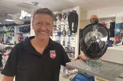 Carsten Kristensen er her fanget i butikken på en varm sommerdag. Medindehaveren hos Sport 24 i Bredgade fortæller, at det lige nu primært er løbeudstyr, som folk går efter, mens foreningslivet i sportens verden mere eller mindre er lukket ned. Foto: Palle Heering Nielsen