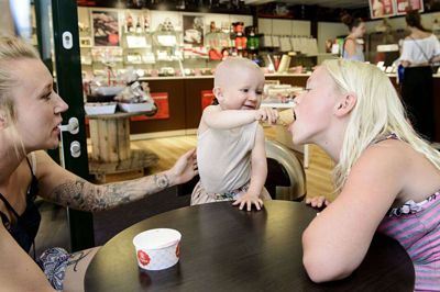 Melia på halvandet er sammen med sin storesøster Isabella på ferie hos deres mormor i Herning. Torsdag skulle de dog bruge en is til at køle sig ned på. Det trængte de til, mente deres mor, Stefanie Pedersen. Foto: Jørn Deleuran J‡¶rn Deleuran
