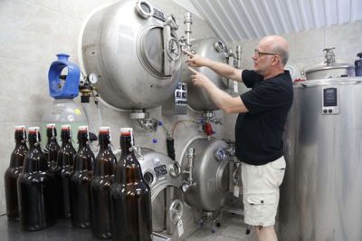 De fire tanke, som Erik Borg fra Borgs Bryghus står ved, indeholder de fire typer øl, som han sælger i bryggeriet i Studsgård. Foto: HENRIK OLE JENSEN henrik ole jensen