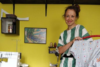 Stine Højland i sit eget design, som er lavet af aflagt sengetøj. Hun har værksted i sit hjem i Skanderborg. Foto: Privatfoto