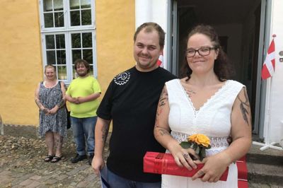 Nu kan de kalde sig hr og fru Ulriksen - Louise, der tidligere hed Møller, og Claus Ulriksen. Efter vielsen skulle de ud at spise, og så skulle de en tur til Tørring for at besøge Louise Ulriksens søster og mor, for de vidste ikke noget om vielsen. I baggrunden er det parrets vidner, veninden Bente Christensen og Claus Ulriksens lillebror Per Ulriksen. Foto: Marianne R. Eskildsen