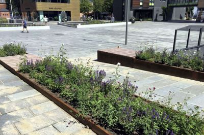 Der er kommet nye bænke og blomster på Torvet i Herning, og flere forbedringer er på vej. Foto: Kenneth Meinby Sørensen