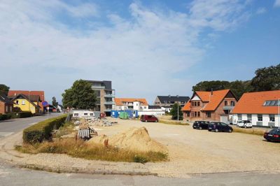Midt i august går Ikast-Brande Kommune i gang med at omdanne gruspladsen på hjørnet af Frisenborg Allé og Nygade til officielle parkerings-pladser. I baggrunden ses det nybyggeri, der har gjort det nødvendigt at flytte parkerings-pladserne. Foto: Thomas Vang Nielsen