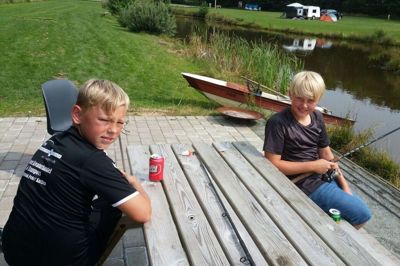 Malte Lind Madsen fra Faster og til venstre Oscar Holm Rudbæk fra Rækker Mølle prøvede fiskesøen hos Herborg Søcamping. foto: jesper wind