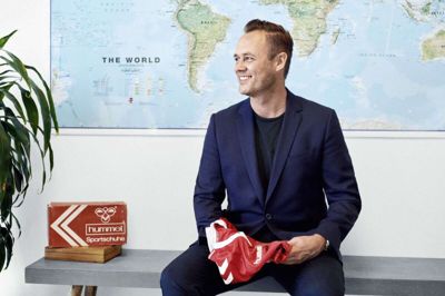 Allan Vad Nielsen, direktør i Hummel, udtrykker stolthed over de sponsorer og samarbejder, som virksomheden har med fodboldklubber rundt i verden. Foto: PR-foto