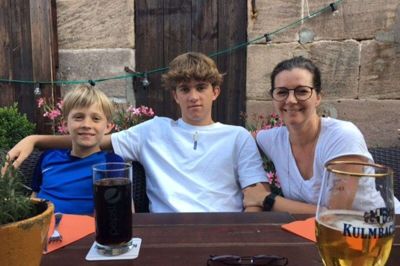 Ferieturen gik i år til kroatien for Mette Mørk Andersen og familie. Billedet er fra et stop på turen, sammen hendes to drenge Albert (t.v.) på 11 år og Johan på 17 år. foto: Privatfoto