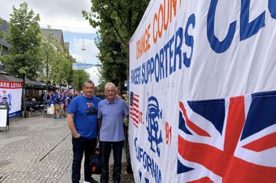 Brian Campbell (t.v.) har taget turen fra Californien i USA til Herning for at se Rangers FC mod FC Midtjylland i aftenen kvalifikationskamp til Europa League. Han er af sted med en kammerat. Foto: Tobias Heegaard