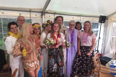 Både bruden og brudgommens familier var samlet til et fælles brudebillede i Café Chaos på Smukfest i Skanderborg, da Shera Lin Moesby Tinggaard og Michael Møller fra Herning i går blev gift. Foto: Kenneth Kristiansen Kenneth Kristensen