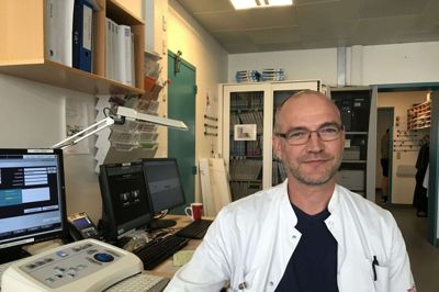 Rygning er en af de risikofaktorer, man selv kan gøre noget ved, for at undgå at blive ramt af en blodprop. Men unge mellem 15-20 år føler, de er udødelige, derfor er politikerne nødt til at gøre det mere besværligt for dem overhovedet at begynde at ryge, mener hjertelæge Michael Mæng. Foto: Marianne R. Eskildsen