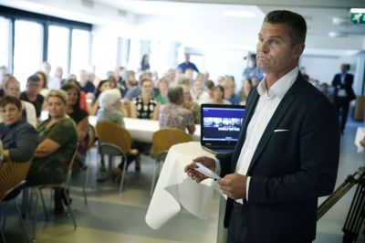 Direktør Claus Henrik Larsen fra Administrations- og Servicestyrelsen i Herning er glad for, at politiet har skærpet overvågningen af Skatteforvaltningens bygninger efter bombesprængningen ved Skattestyrelsen i Østbanegade i København. Foto: Flemming Hansen