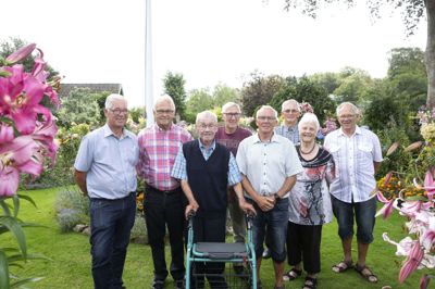Diamantkonfirmanderne fra Arnborg årgang 1959 (fra venstre): Frede Hansen, Erling Mikkelsen, Egon Nielsen, Ole Kristensen, Erik Jensen, Vagn Iversen, Ruth Jensen og Flemming Iversen. Senere på dagen stødte også Anna Albrechtsen til, mens Gurli Nørregård i år var forhindret i at deltage. Foto: Tom Laursen