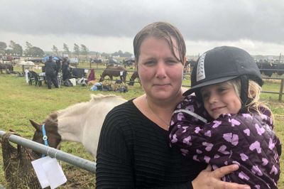 Marianne Bank fra Fjelstervang holdt vagt ved hende og Ane Banks pony, da den var utryg over at være på dyrskue første gang - og så i tordenvejr. Foto: Henrik Lind Jørgensen