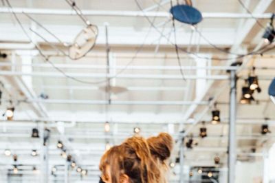 Kim Felecia er tøjdesigner, men under modeugen i København trak hun selv i en af sine kreationer for at gøre opmærksom på, at branchen stadig har lang vej til at blive bæredygtig. Foto: Yinukhi