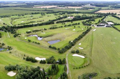 Arbejdet med at passe de 18 huller og de 6 pay-and-play-huller på Åskov Golfklubs baner lidt uden for Sdr. Felding, ligger i hænderne på to fuldtidsansatte greenkeepere og 150 frivillige. Foto: Tom Laursen