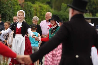 Trine Katborg Pedersen (til højre) er formand for folkedansene i Sdr. Felding og omegn. Foto: Henrik Lind Jørgensen