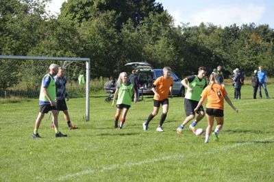 Gadefodboldturneringen er en af de traditionelle punkter til Knyt Sammen Ugen i Hammerum og Gjellerup. Og naturligvis er det også på årets program, så den gade, der er bedst til fodbold, får håneretten. Foto: Privatfoto