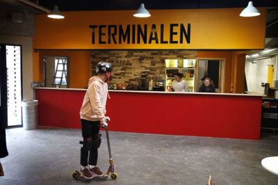 Et stigende antal arrangementer finder sted i Terminalens café, der har fundet plads til en scene. Foto: Flemming Hansen