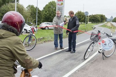 Den første etape af cykelstien blev indviet i august 2014 af daværende byrådsmedlem Knud Nielsen (S) og Knud Rahbek, formand for Kibæk Lokalråd. Nu er håbet, at cykelstien kan blive forlænget med det sidste stykke, efter at der er kommet en socialdemokratisk regering. foto: Flemming B. Johannesen