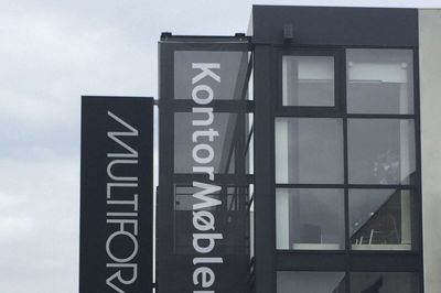 Kontormøbler.dk har til huse i Poulsgade med facade ud mod Dronningens Boulevard. Foto: PR-foto