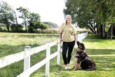 Efter en tur til Gran Canaria tilbringer Gitte Hauris resten af sommeren hjemme i Abildå sammen med familien - og med hunden Freya. Foto: Tom Laursen