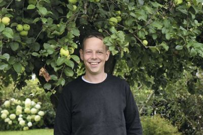 Den nye sognepræst, Jes Nedergaard Espersen, flyttede for nylig fra Aarhus til præsteboligen i Ikast sammen med sin hustru, Mariane Nedergaard Espersen. Foto: Jacob Hove
