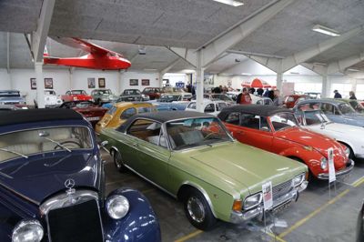 Søndag er der Hedetræf hos Autogalleriet i Birk. Man kan se udstillingen og alle de biler, som skal ud at køre søndag formiddag, inden de vender retur til Birk. Foto: Henrik Ole Jensen