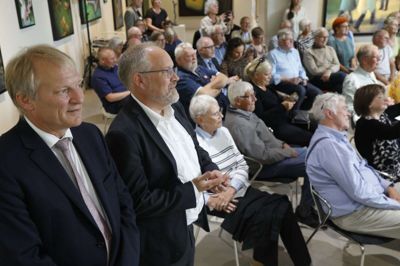 Biskopperne Henrik Stubkjær (t.v.) og Elof Westergaard fra henholdsvis Viborg Stift og Ribe Stift var blandt de mange fremmødte. Foto: Henrik Ole Jensen henrik ole jensen