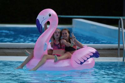 Der var to flamingoer i bassinerne - og en masse glade børn. Foto: Henrik Lind Jørgensen Henrik Lind Jørgensen
