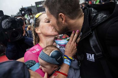 Michelle Vesterby fødte sin søn, Markus, ved et kejsersnit i maj. Søndag blev hun nummer fem i Ironman Copenhagen og der var efterfølgende kys til både sønnen og manden, Claus Vesterby. Foto: Olafur Steinar Rye Gestsson/Ritzau Scanpix