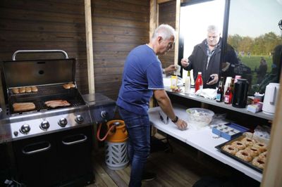 Henning Olesen fik indviet sin nye grillhytte. Foto: Henrik Ole Jensen