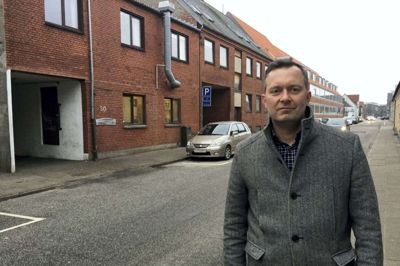 Jeppe Kirkegaard bor tæt på varmestuen og ikke mindst udearealet »Den våde høne«, som er til stor gene for naboerne. Han glæder sig over byrådets beslutning. Foto: Kenneth Meinby Sørensen