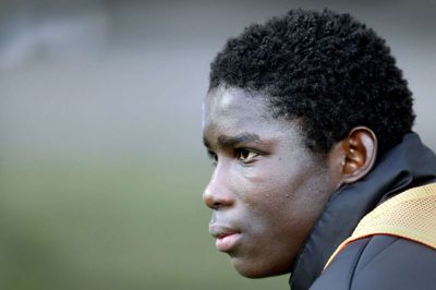 Paul Onuachu fik debut på førsteholdet i en kamp mod Silkeborg IF i december 2012. FC Midtjylland tabte 3-1 og Onuachu blev skiftet ind mod slutningen af kampen. Her er det fra bænken, inden han bliver skiftet ind. Foto: Tom Laursen