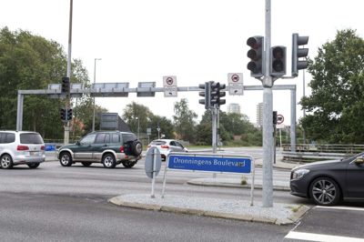 Det trafikerede lyskryds ved Dronningens Boulevard og Chr. Ydes Vej er et af otte signalanlæg i Herning og Hammerum, der skal renoveres for godt 2,2 millioner kroner. Her er krydset fotograferet under et nedbrud i 2019.