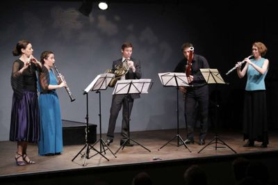 Østrig-Ungarn blev omdrejningspunktet for koncerten på Heart, hvor Ensemble MidtVests blæsere ses i et af numrene - fra venstre Charlotte Norholt, Judith Blauw, Neil Page, Yavor Petkov og Maria Jimenez Pardo. Foto: Henrik Ole Jensen