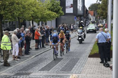 De første tre ryttere på vej gennem byen med Hotel Medi i baggrunden. Foto: Jacob Hove jacob hove