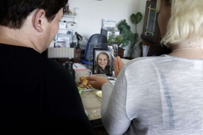 14-årige Louisa ses på det lille foto, som står i bedstemorens stue. Billedet er taget kort efter Louisas konfirmation og blev selv afleveret af Louisa, fordi hendes bedstemor efterlyste flere billeder. Foto: Henrik Ole Jensen