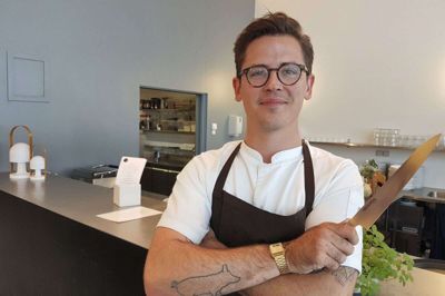 Kalle Ljungar Sødring fik et 12-tal på sit grundforløb, hvor han skulle tilberede gris. Det blev fejret med en tatovering på højre arm af ... en gris. Nu slår han sine folder som køkkenchef i caféen på kunstmuseet Heart i Birk, hvor han blandt andet benytter sin mesterkniv. Det er en gave fra 3F, fordi han fik 12 i karakter gennem hele kokkeforløbet. FOTO: PALLE HEERING NIELSEN