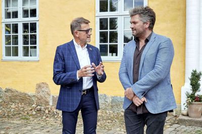 Helge Sander - her sammen med Herning Opera Festivals kunstneriske leder, operasanger Peter Lodahl (t.h.) - lover kultur for alle pengene, når byen i næste weekend får besøg af 20 operasangere. Foto: Tony Brøchner