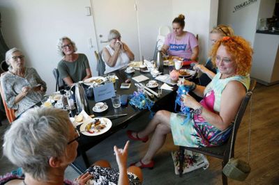 Kendt tv-strikker kommer og inspirerer deltagerne, der strikker, spiser og hygger på cafeen
