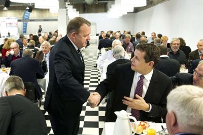 Henrik Qvortrup tror ikke, at Lars Løkke Rasmussen ville have en chance i en direkte duel mod Lars Krarup om formandsposten i Venstre. Her hilser de to Venstre-politikere på hinanden ved en Agromek-åbning i MCH Messecenter Herning. Foto: Tom Laursen